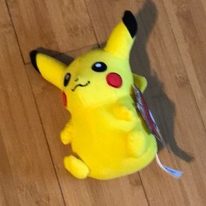 PIKACHU POKÉMON PLUSHIE COLLECTABLES ITEM